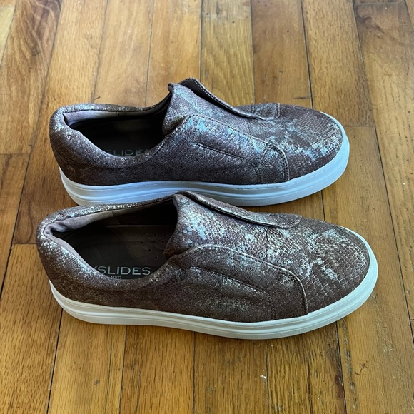 J Slides Slip On Platform Snake Print Embossed Sneakers Size 7 - Picture 4 of 6